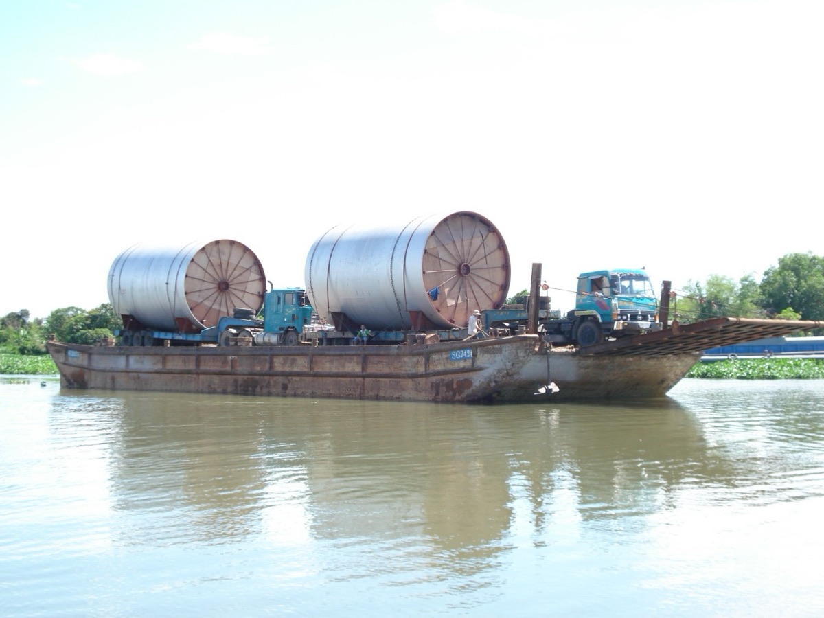 Thiết bị hình trụ vận chuyển trên sà lan